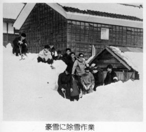 1963年　豪雪に除雪作業